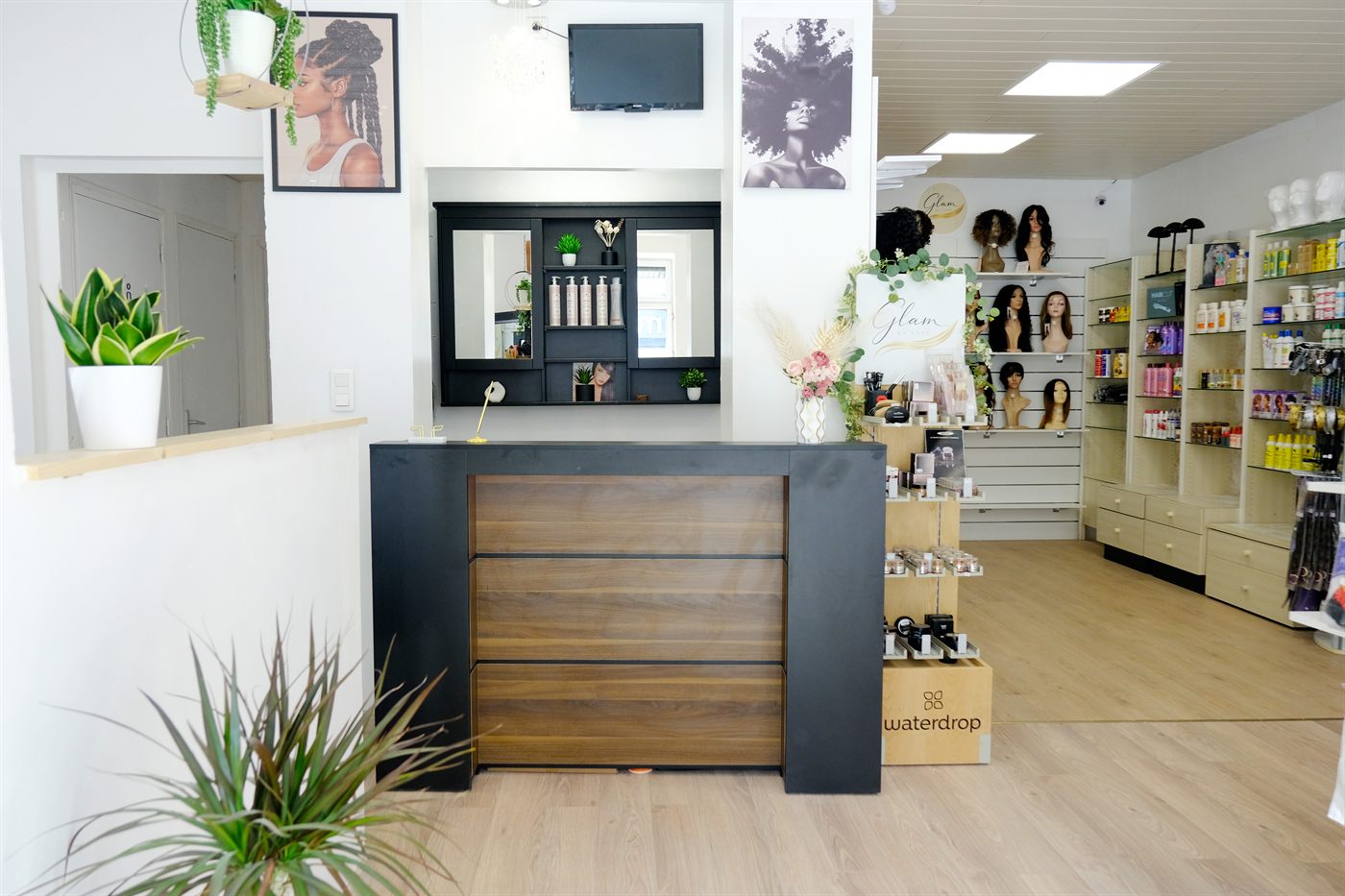 Intérieur du salon Glam by Kate — comptoir d'accueil et boutique